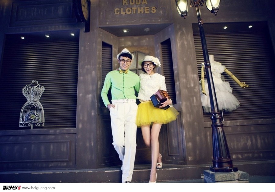 点击大图看下一张：假面舞会 婚纱摄影