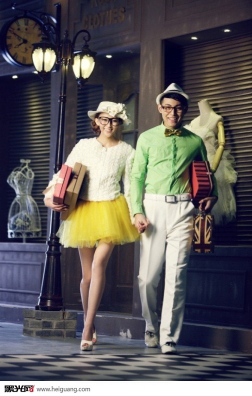 点击大图看下一张：假面舞会 婚纱摄影