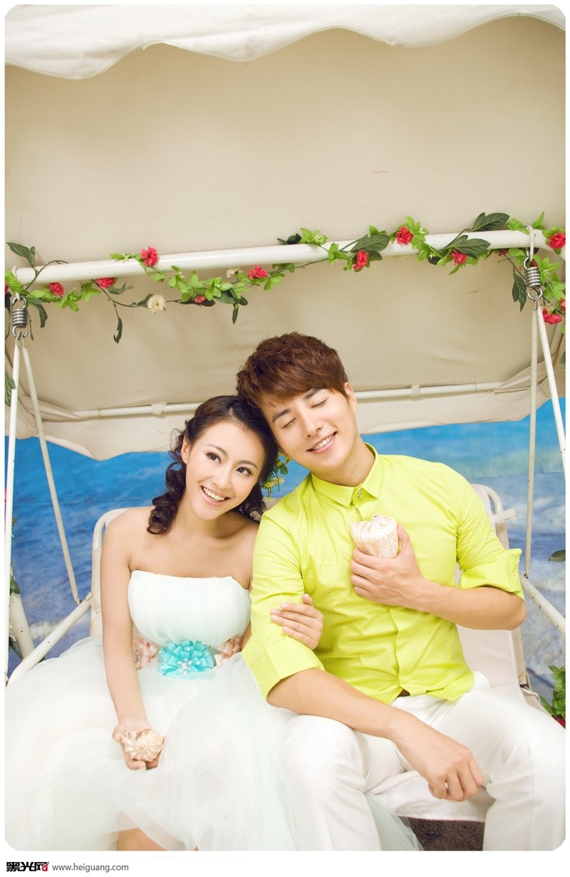 点击大图看下一张：浪漫海滩 婚纱摄影