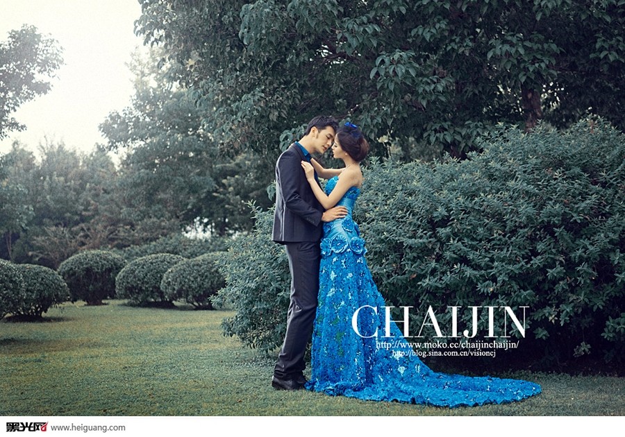 点击大图看下一张：蓝裙恋人 婚纱摄影