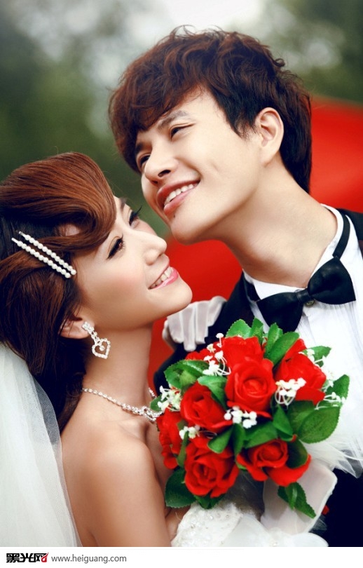 点击大图看下一张:圣洁的白 婚纱摄影