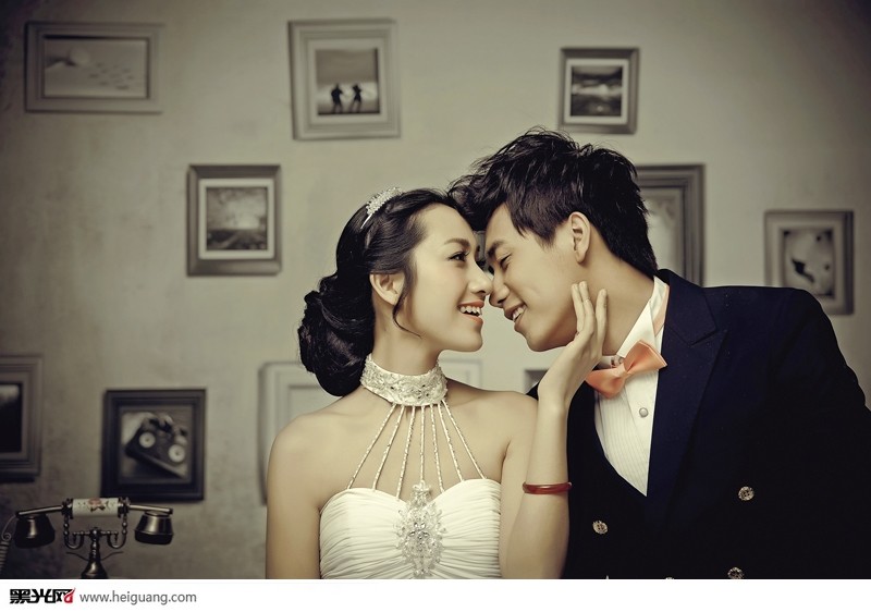 点击大图看下一张：亲密爱人 婚纱摄影