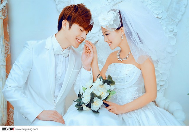 点击大图看下一张：纯色约定 婚纱摄影