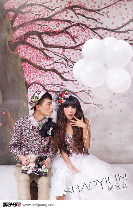 点击大图看下一张：幸福乐园 婚纱摄影