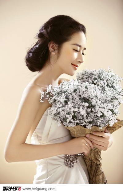 点击大图看下一张：转角的甜蜜 婚纱摄影