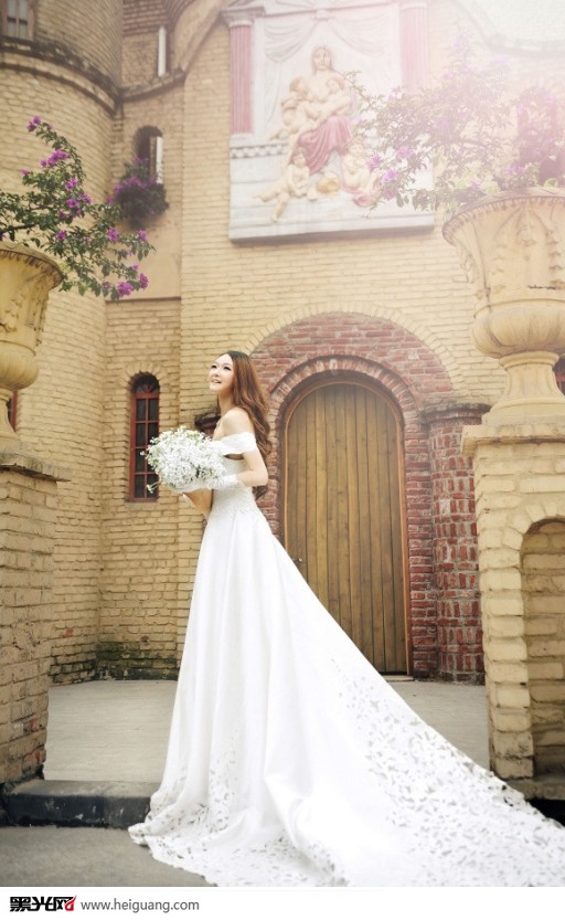 点击大图看下一张：爱情城堡 婚纱摄影
