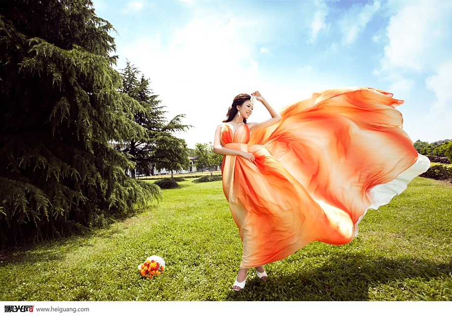 点击大图看下一张：幸福舞动 婚纱摄影