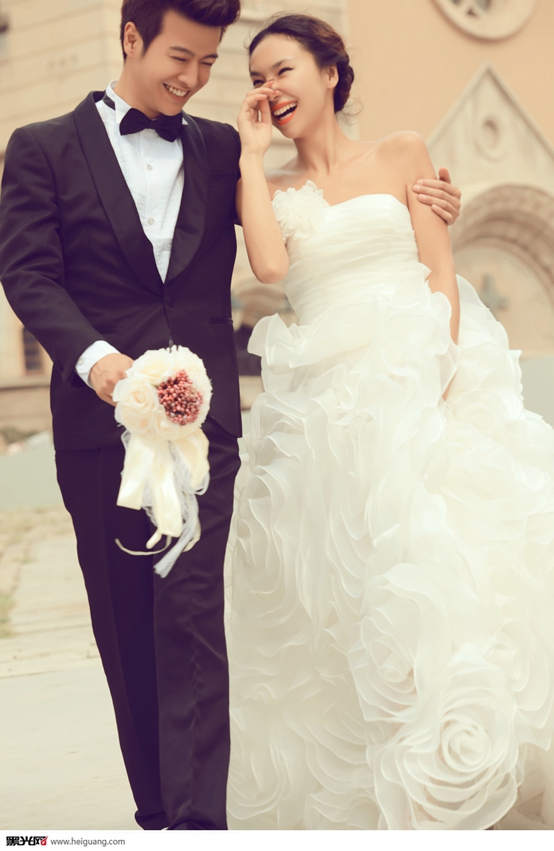 点击大图看下一张：爱的殿堂 婚纱摄影