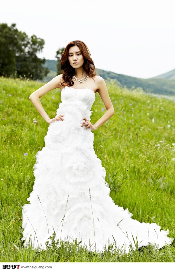 点击大图看下一张：婚纱礼服画册 婚纱摄影