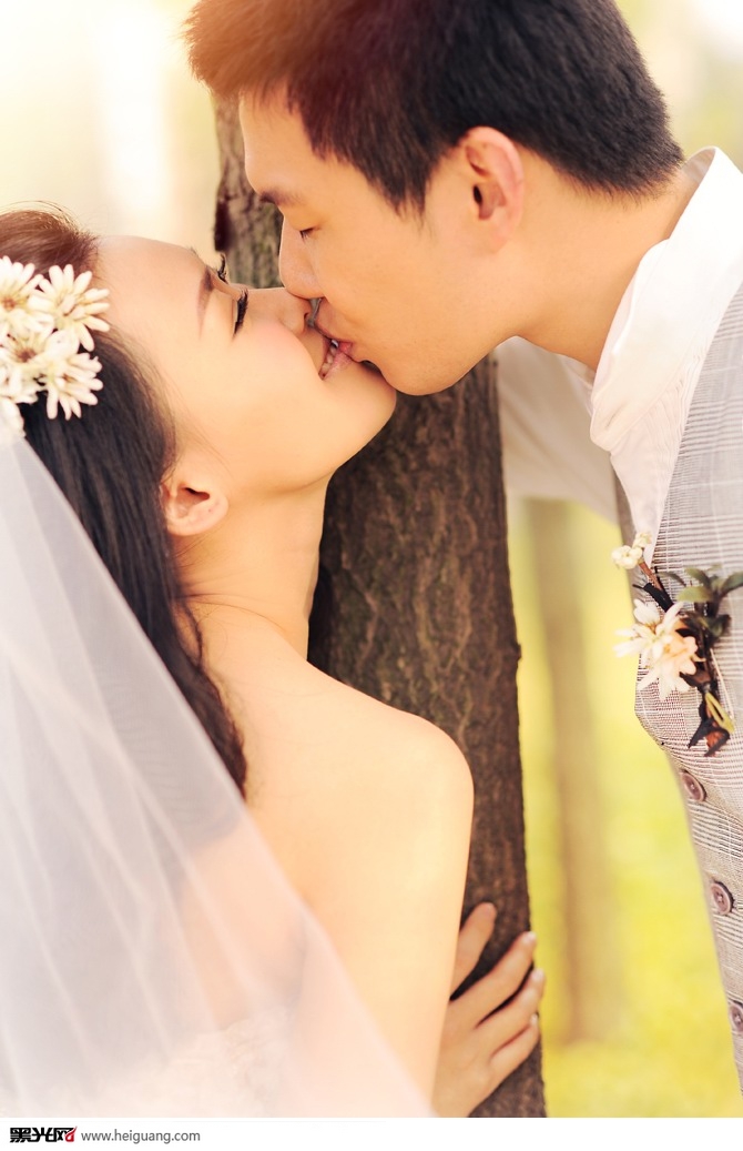 点击大图看下一张：光 婚纱摄影