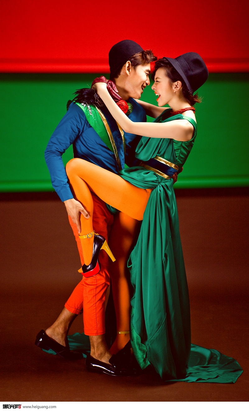 点击大图看下一张：纯色 婚纱摄影