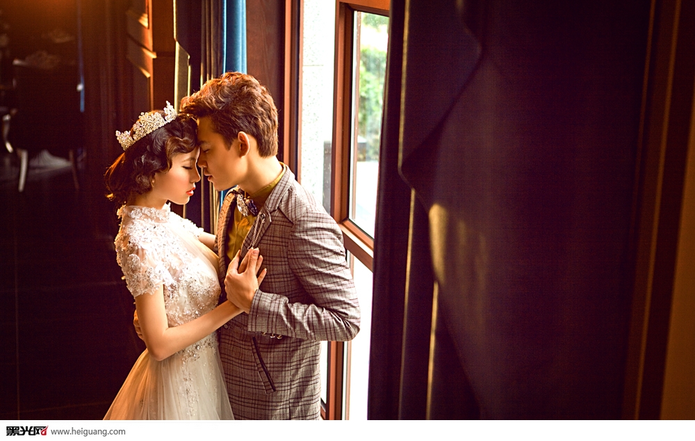 点击大图看下一张：流光溢彩 婚纱摄影