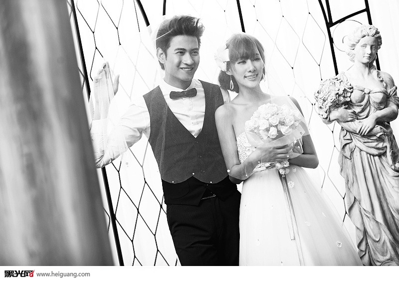 点击大图看下一张：维纳斯拥抱 婚纱摄影