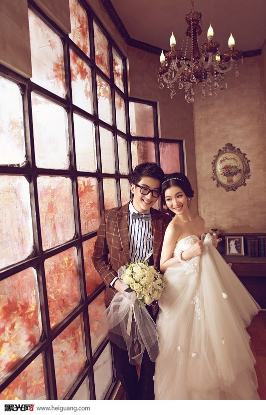 点击大图看下一张：窗前枫红 婚纱摄影