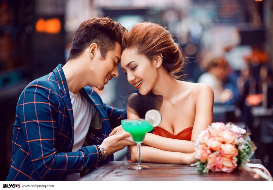 点击大图看下一张：街角的咖啡馆 婚纱摄影