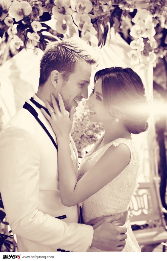 点击大图看下一张：爱在蝴蝶森林 婚纱摄影