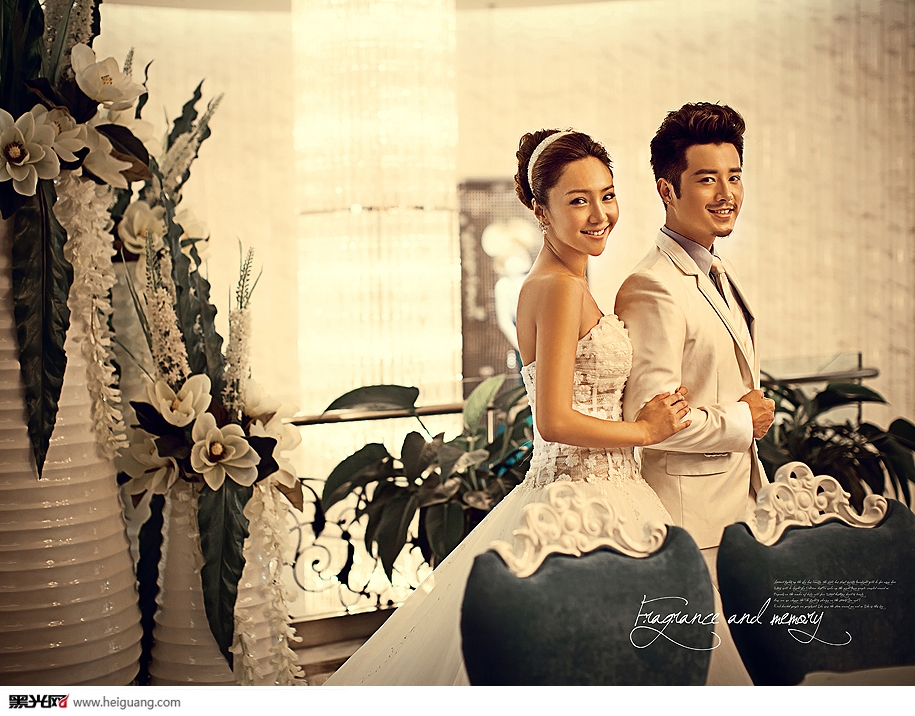 点击大图看下一张:邂逅华丽宫 婚纱摄影