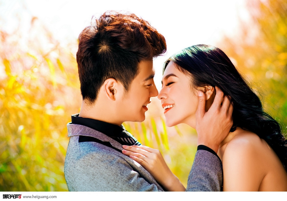 点击大图看下一张：爱意浓浓 婚纱摄影