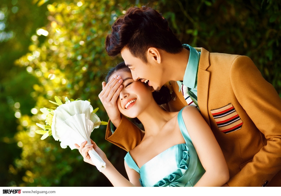 点击大图看下一张：爱意浓浓 婚纱摄影