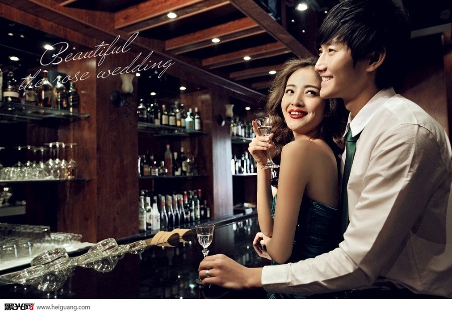 点击大图看下一张：夜色 婚纱摄影