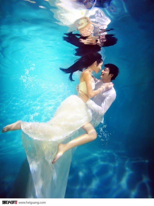 点击大图看下一张:水下婚纱 婚纱摄影