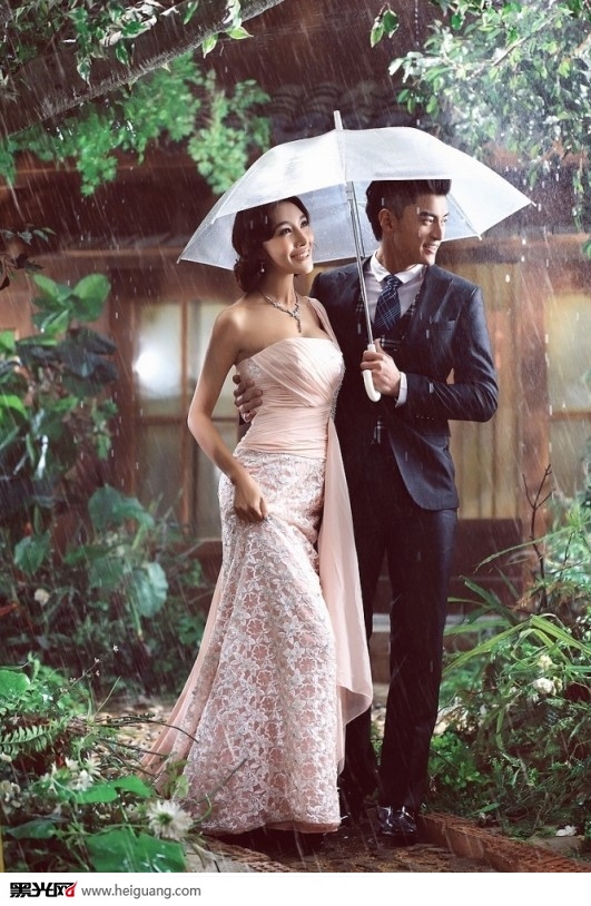 点击大图看下一张:雨林深处 婚纱摄影