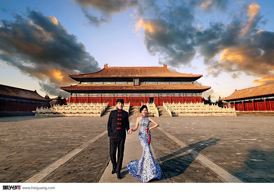 点击大图看下一张：红色初妆融醉青花瓷 婚纱摄影