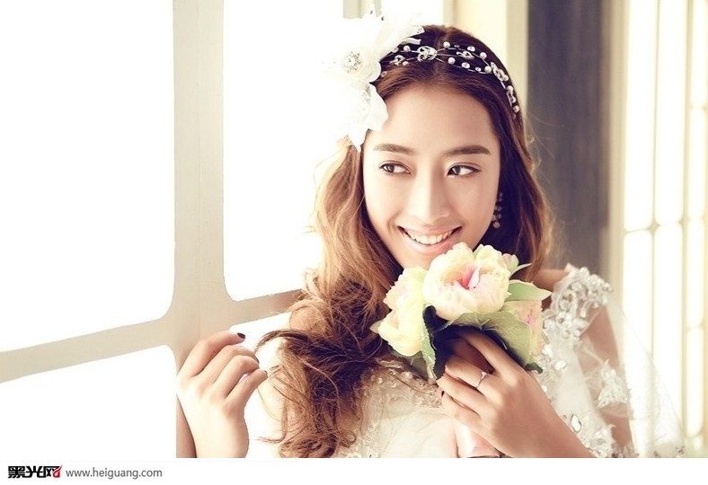 点击大图看下一张:白色之恋 婚纱摄影