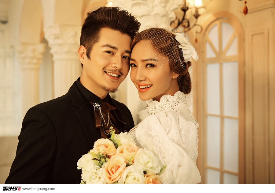 点击大图看下一张：爱的奢华 婚纱摄影