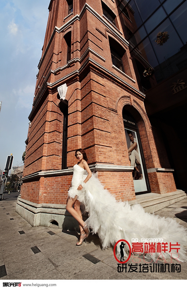 点击大图看下一张：向左走向右走 婚纱摄影