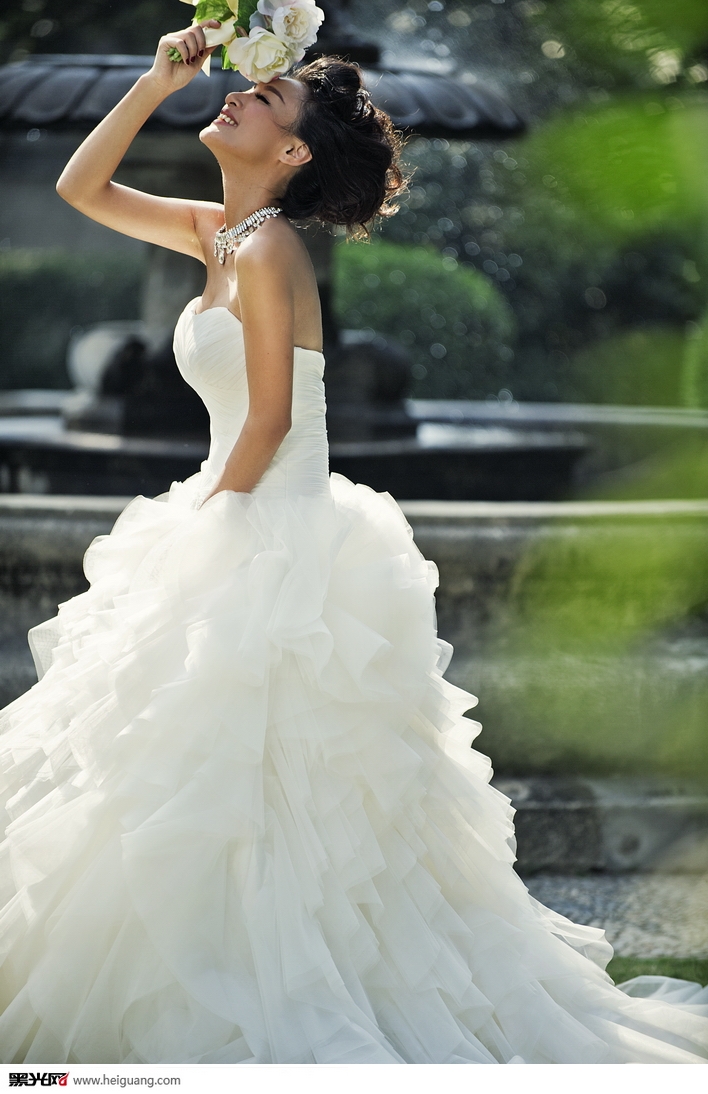 点击大图看下一张：White wedding 婚纱摄影