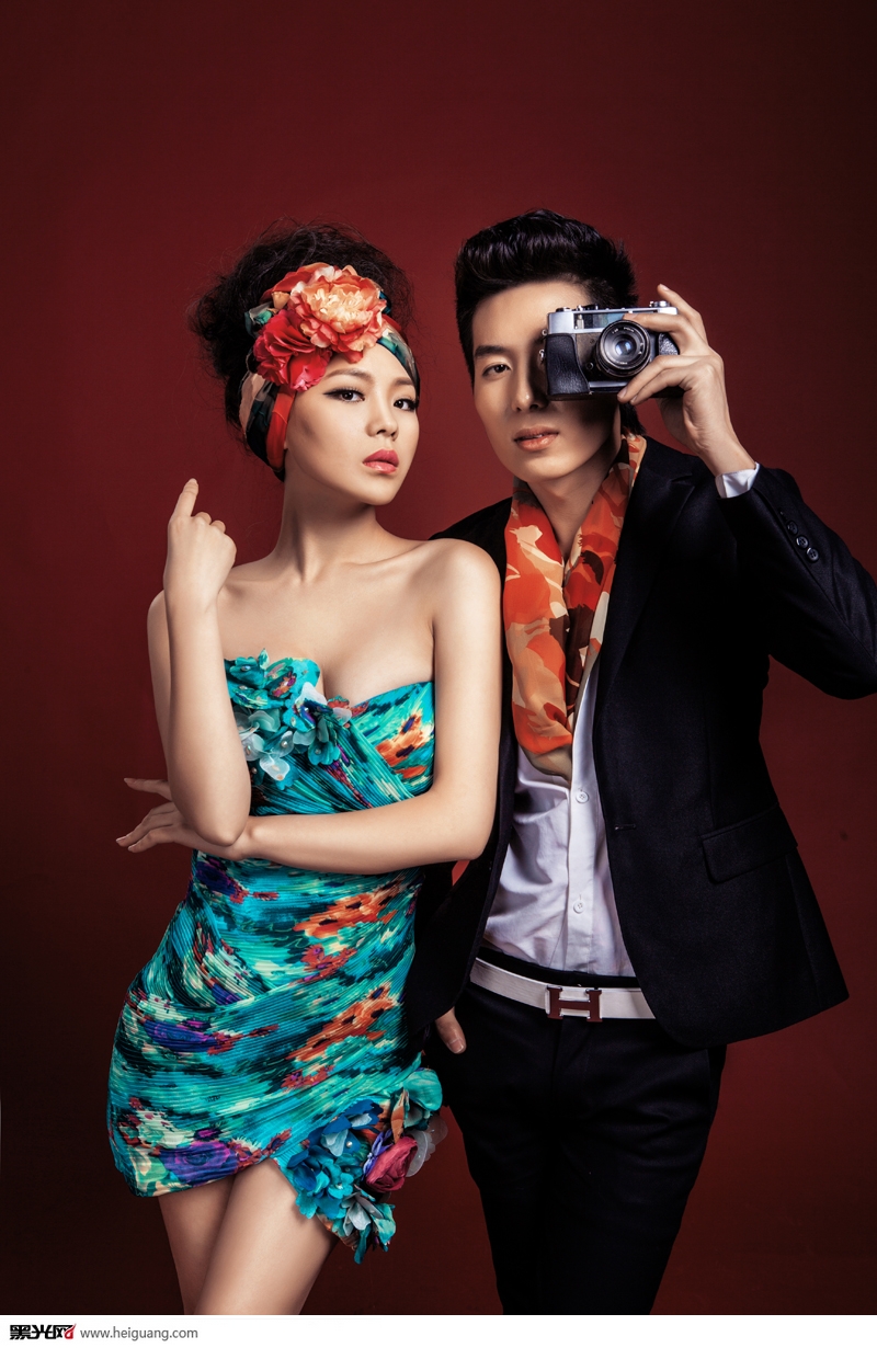 点击大图看下一张：纯色 婚纱摄影