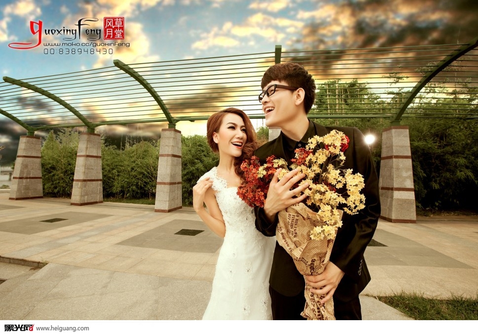 点击大图看下一张：爱在黄昏时 婚纱摄影