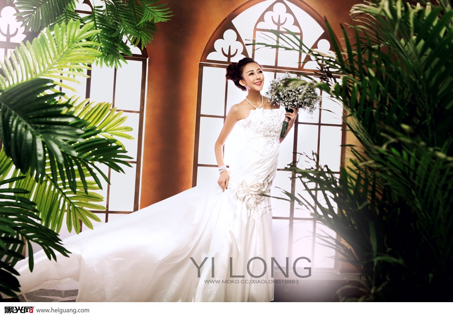 点击大图看下一张：幸福轨迹 婚纱摄影