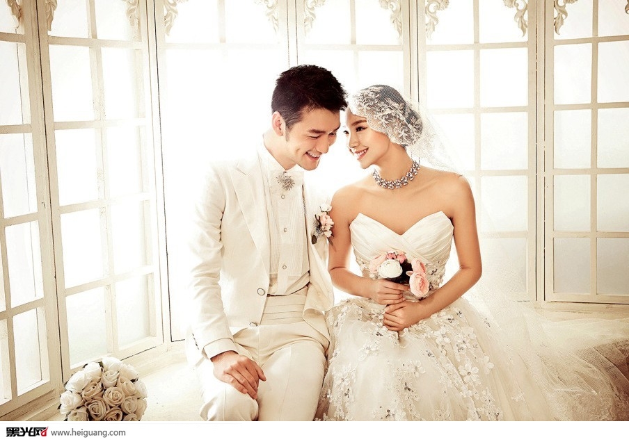 点击大图看下一张：纯色之恋 婚纱摄影