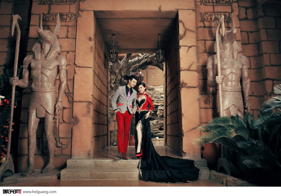 点击大图看下一张：中国红 婚纱摄影