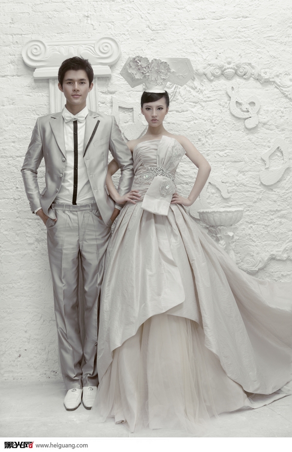点击大图看下一张：雪白殿堂 婚纱摄影