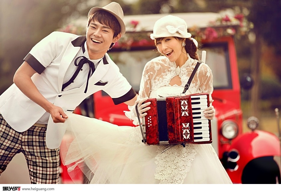 点击大图看下一张：老爷车 婚纱摄影