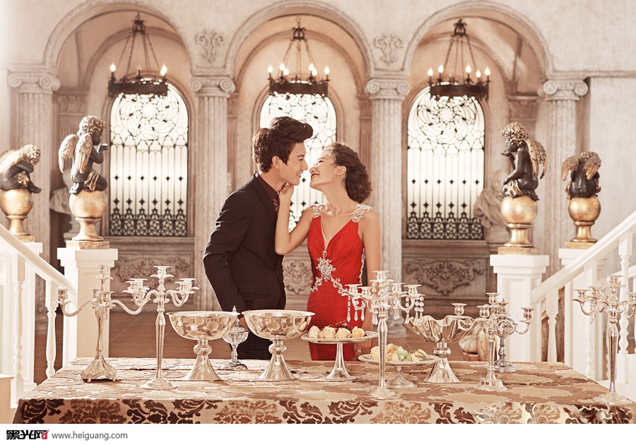 点击大图看下一张：晚宴魅惑 婚纱摄影