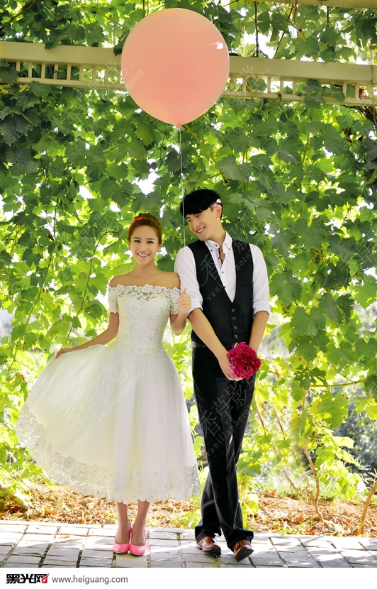 点击大图看下一张：粉白冰淇淋 婚纱摄影