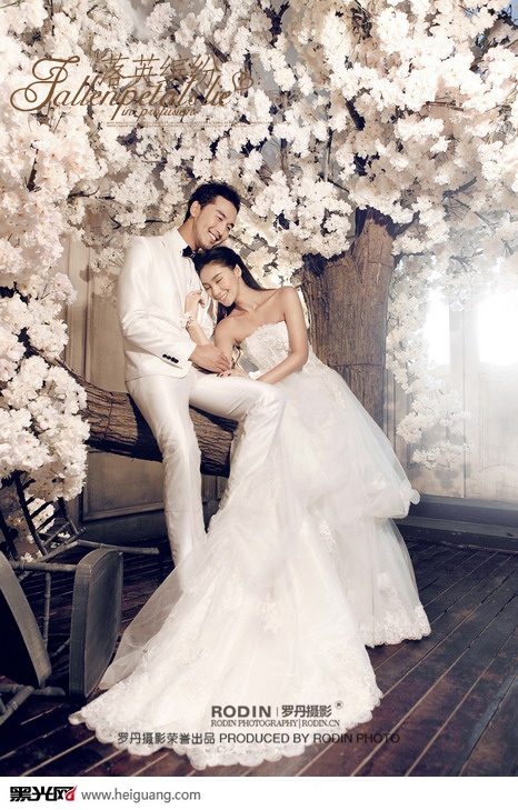 点击大图看下一张：落英缤纷 婚纱摄影