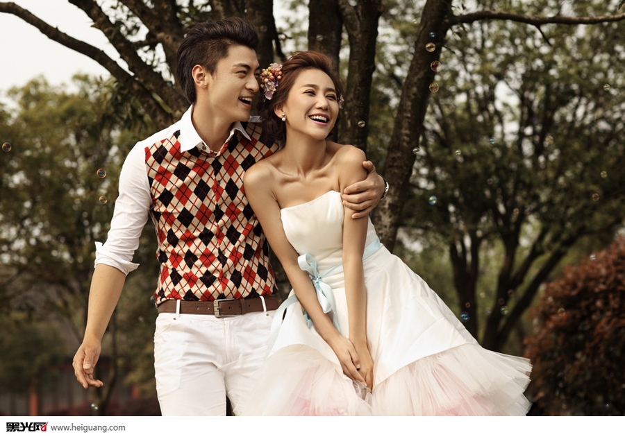 点击大图看下一张：庄园嬉戏 婚纱摄影