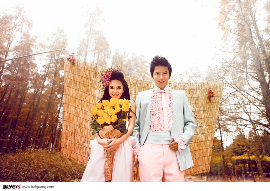 点击大图看下一张：粉色恋人 婚纱摄影