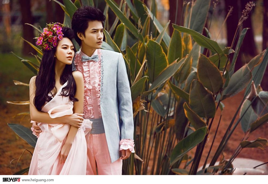 点击大图看下一张：粉色恋人 婚纱摄影