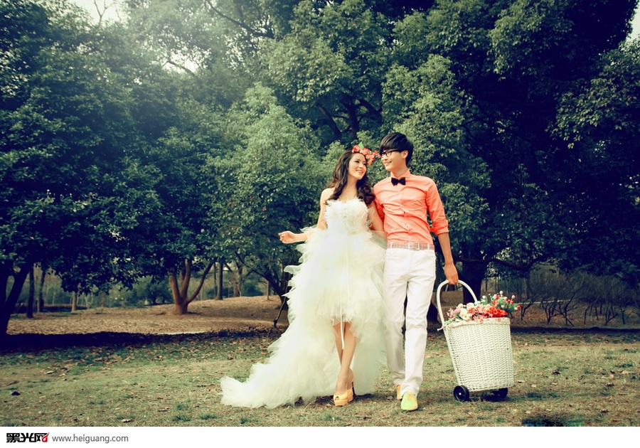 点击大图看下一张：快乐假期 婚纱摄影