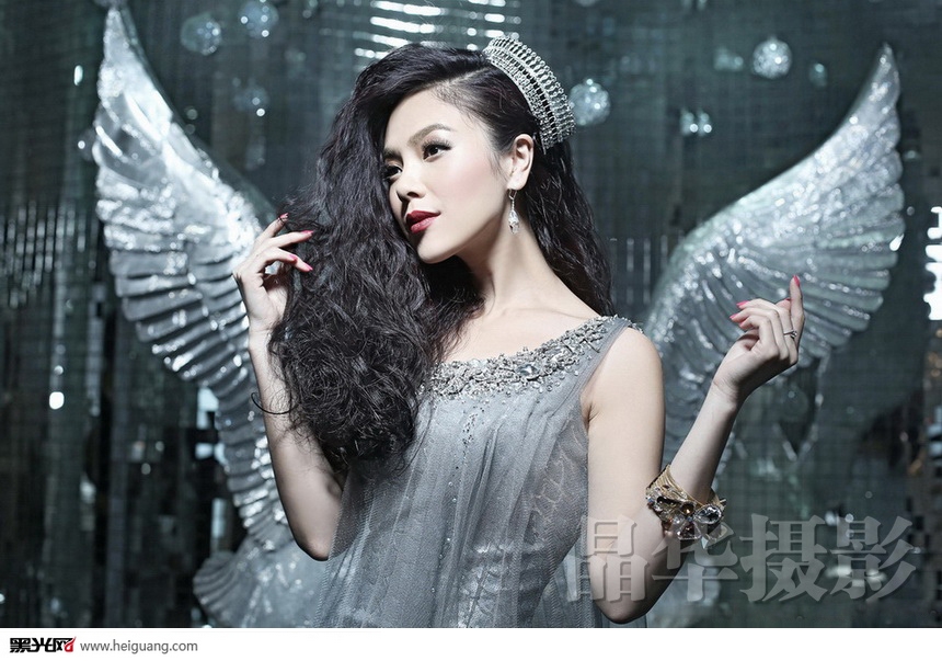 点击大图看下一张：水晶宫之舞 婚纱摄影