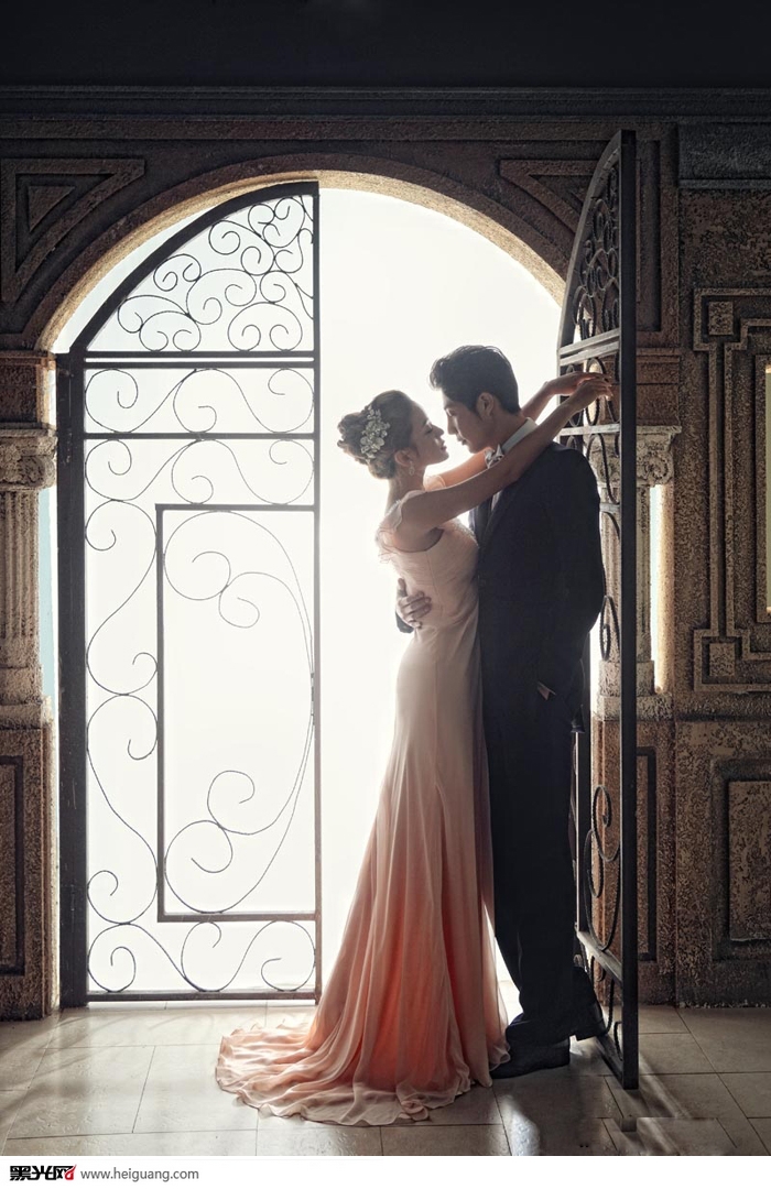 点击大图看下一张：拜托小姐 婚纱摄影