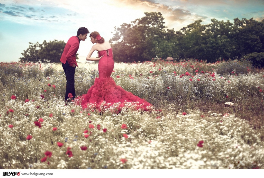 点击大图看下一张：红色诱惑 婚纱摄影