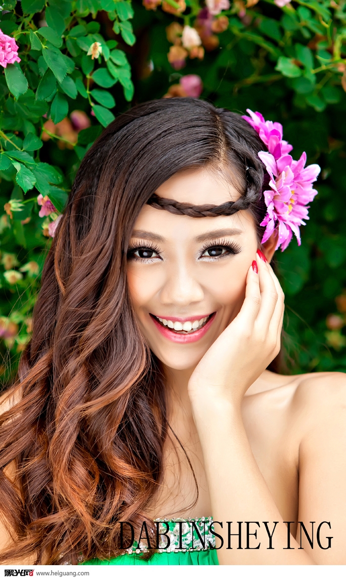 点击大图看下一张：恋上花开 婚纱摄影