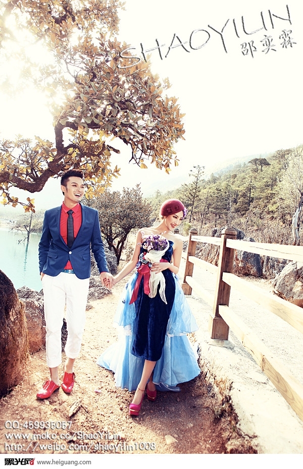 点击大图看下一张：情系蓝月谷 婚纱摄影